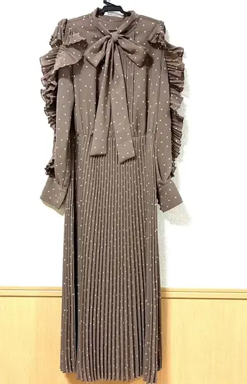 SNIDEL 스나이델 쉬폰 보타이 도트 원피스 베이지