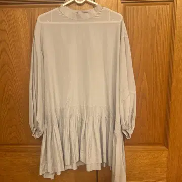 LE PHIL 라이트 그레이 플레어 디자인 긴팔 셔츠