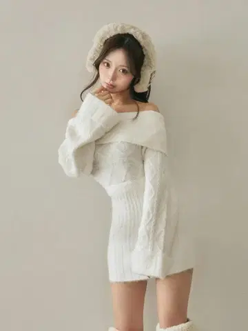 새상품 Darich 다리치 헤어리 오프숄더 니트 미니 원피스