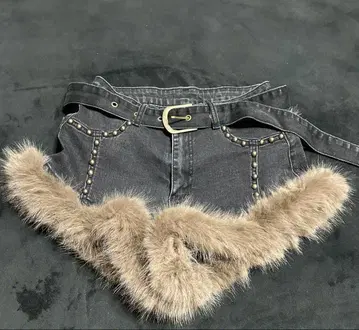 퍼 달린 다크 그레이 숏팬츠