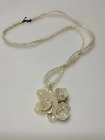 화이트 장미 모티브 목걸이