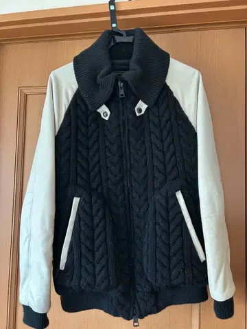 케이블 니트 바시티 자켓 블랙과 화이트 양가죽 캐시미어