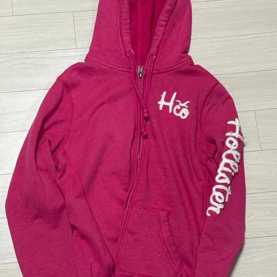 HOLLISTER | 홀리스터 Hollister pink hoodie zip-up on Bunjang Global Site., image size:900x900