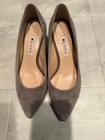 다이애나 그레이 스틸레토 펌프스