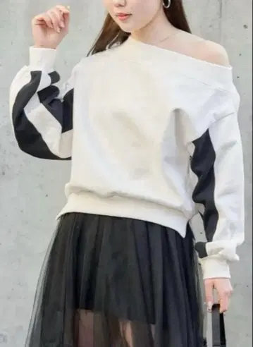 미사용 [ chico ] 오프숄더 크롭 맨투맨 F 캐주얼