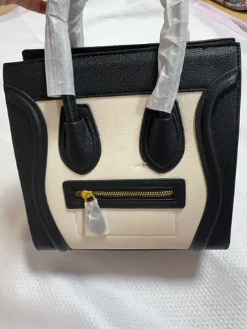 화이트/블랙 숄더백