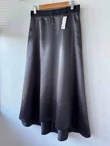 [택 포함 새상품] 밴야드 스톰 새틴 스커트