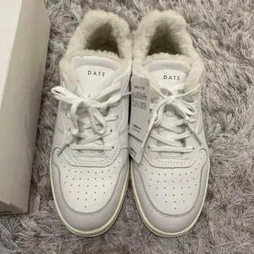 D.A.T.E. 퍼 달린 화이트 스니커즈
