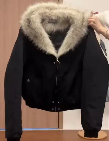 퍼 달린 블랙 크롭 다운 자켓