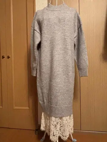 그레이 긴팔 니트 원피스 레이스 포함