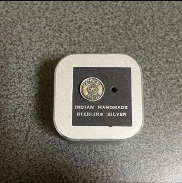 미사용 럭키 존 로고 귀걸이