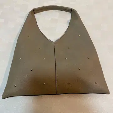 로데스코 스터드 삼각 토트백 베이지색