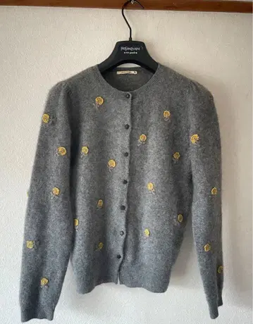 미나 페르호넨 skip 모헤어 가디건 그레이 옐로우 컬러 자수