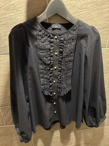 프릴이 달린 네이비 긴팔 셔츠