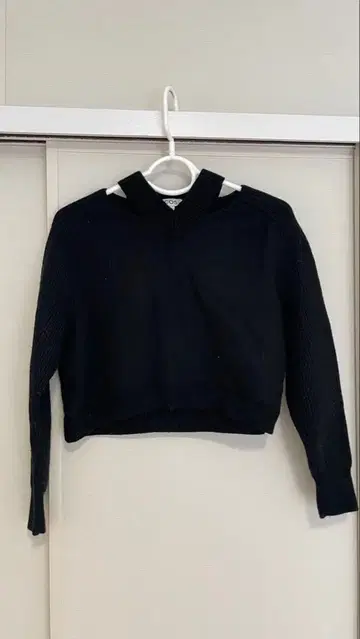 COS 블랙 V넥 긴팔 크롭 니트