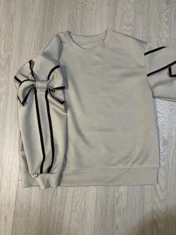 리본 포함 베이지 맨투맨