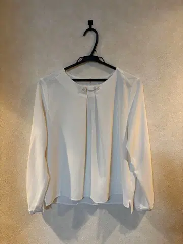 AOKI LES MUES 화이트 블라우스 펄 장식 포함