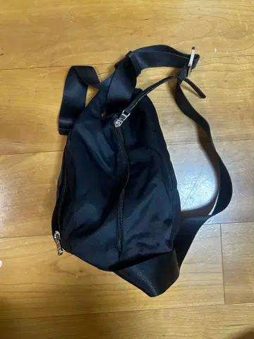 russet 블랙 삼각형 숄더백