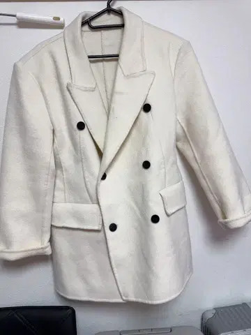 화이트 더블 브레스트 울 코트