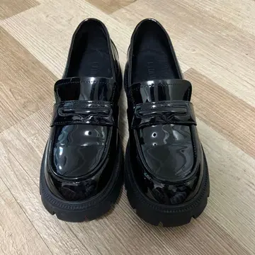 블랙 통굽 에나멜 로퍼