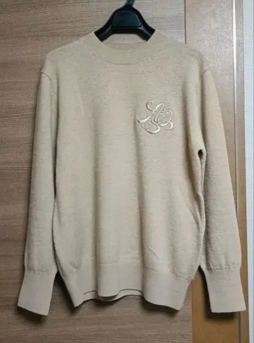 아르페쥬 스토리 엠블럼 자수 니트