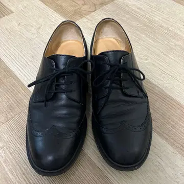 에네스베 블랙 윙팁 로퍼