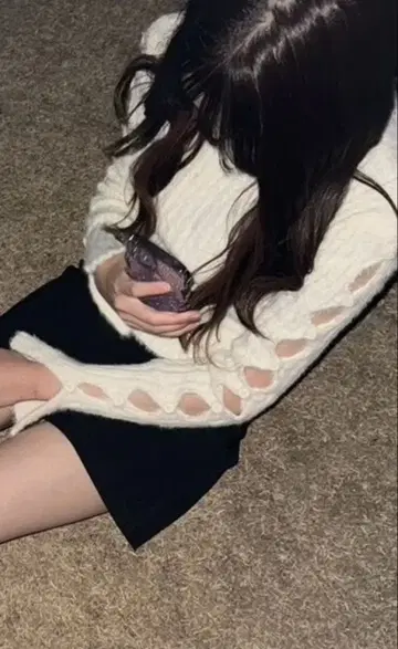 소매 슬릿 & 컷 아웃 니트탑