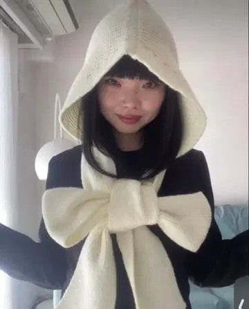 FEKETE 후드 부착 니트 머플러 화이트