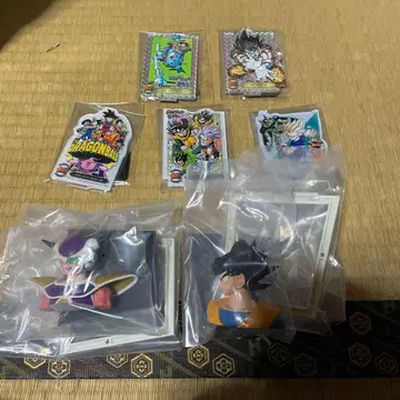 드래곤볼 피규어 2개와 아크릴 스탠드 5개 세트