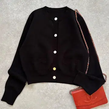 새상품급 노블 22AW 더블편직 숏 가디건 골드 버튼 블랙 워셔블