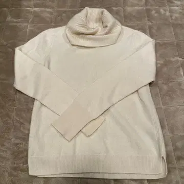 유니클로 캐시미어 100% 아이보리 터틀넥 니트 긴팔