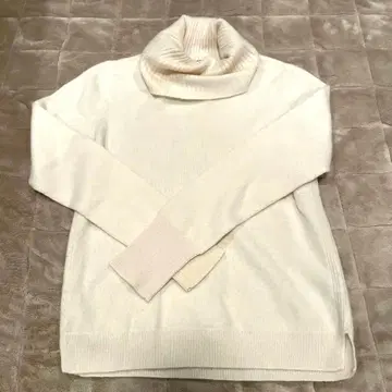 유니클로 캐시미어 100% 아이보리 터틀넥 니트 긴팔