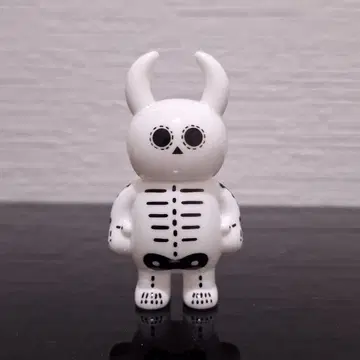 우아모우 UAMOU 화이트 스컬 디자인 피규어 해골