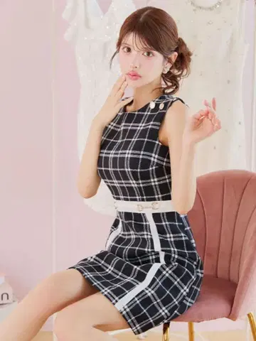 체크 무늬 슬리브리스 드레스