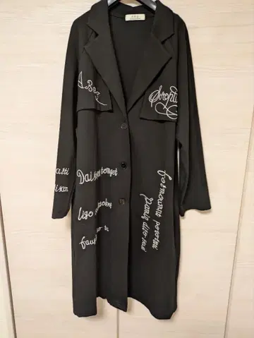 BRG. 자수 장식 블랙 롱 코트