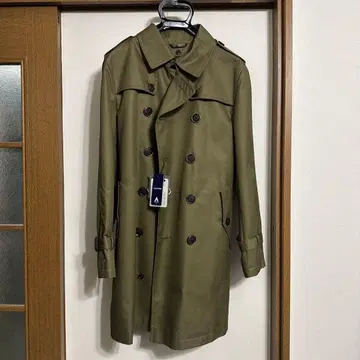 올리브색 더블 브레스트 트렌치코트