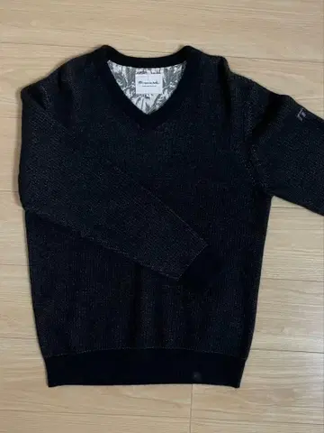 새상품급 캘러웨이 트래비스 매튜 V넥 스웨터 블랙 L 사이즈