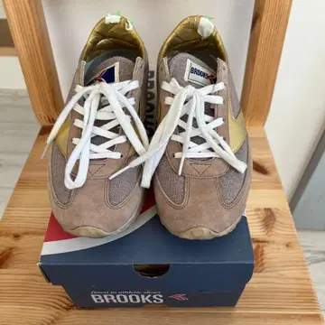 BROOKS 베이지/골드 스니커즈