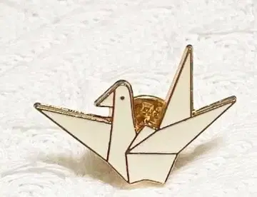 학 디자인 핀 배지