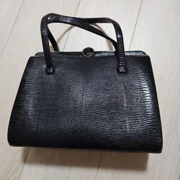 크로커다일 패턴 블랙 핸드백