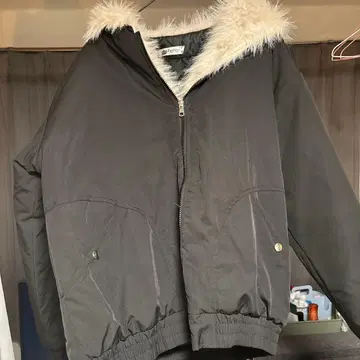 퍼 달린 블랙 점퍼