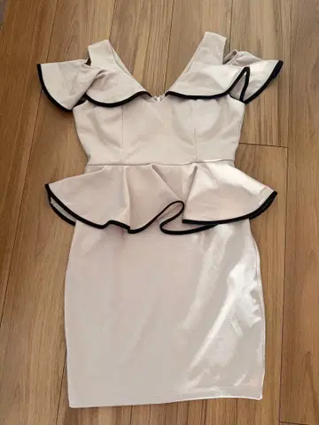 새상품급 오픈 숄더 프릴 페플럼 타이트 드레스