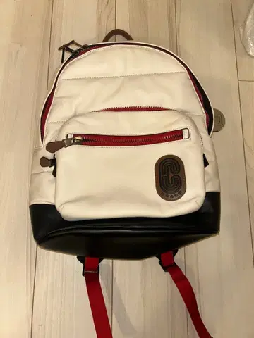 C 로고 포함 화이트/레드/블랙 백팩