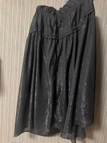 광택 있는 블랙 롱 스커트