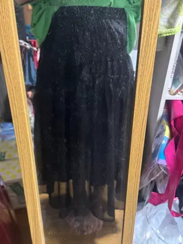 광택 있는 블랙 롱 스커트