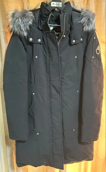 퍼 달린 블랙 다운 자켓