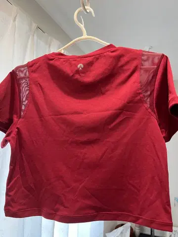 SUKALA 빨간색 크롭 T셔츠