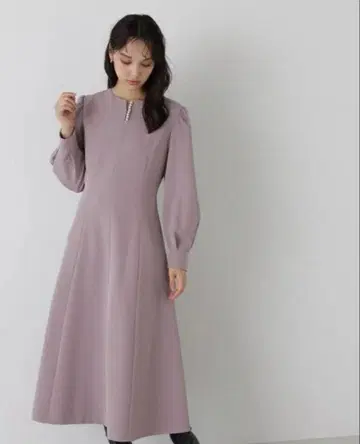 내추럴 뷰티 베이직 펄 슬릿 넥 원피스