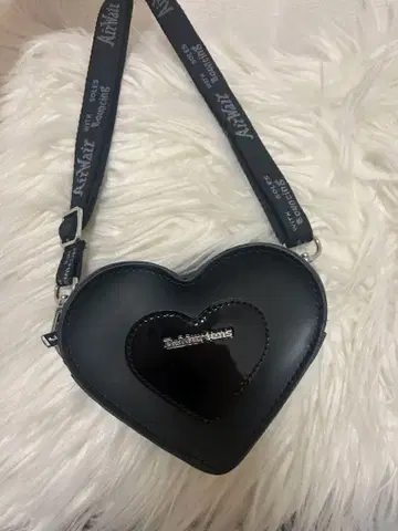 하트형 블랙 숄더백