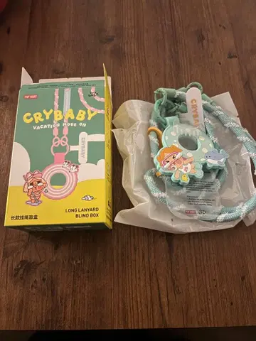 POP MART CRYBABY VACATION MODE ON